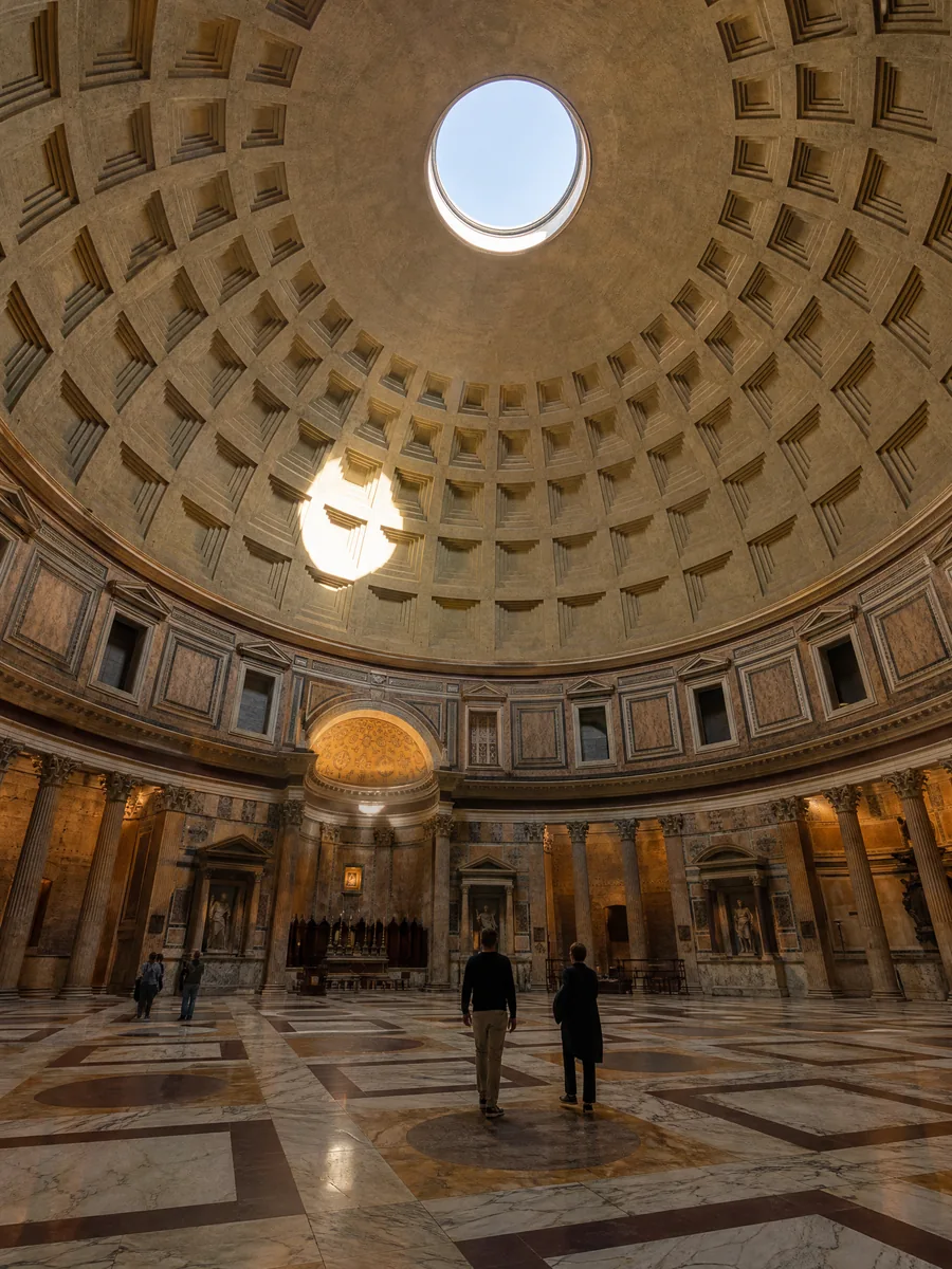 Ein Lichtstrahl vom Opaion auf die Kassetten der Pantheon-Kuppel